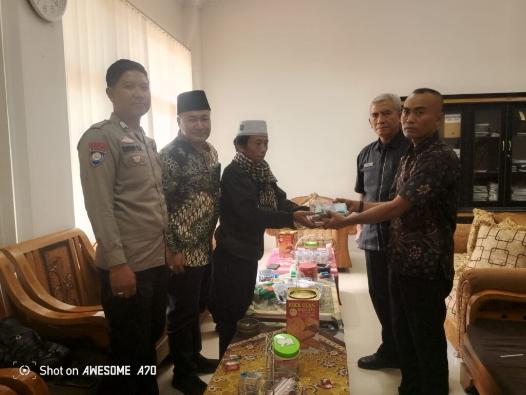 img-20251009-wa00546989269563233390028-1024x768 Disaksikan Kadis PMD Lotim, Kades Gelanggang Serahkan Uang Titipan Penebusan Lahan Sawah
